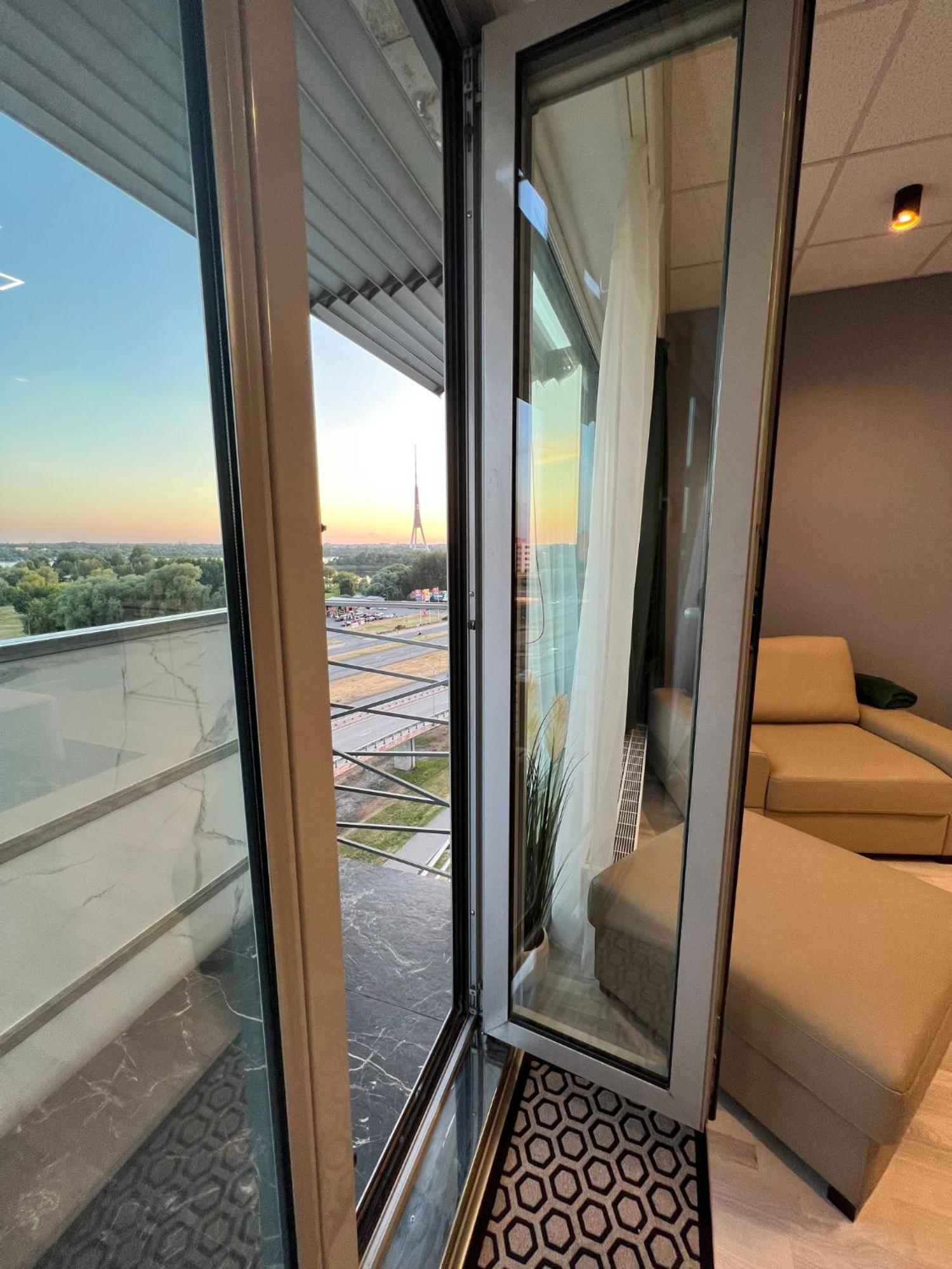 Krasta Free Parking With & River View * Riga